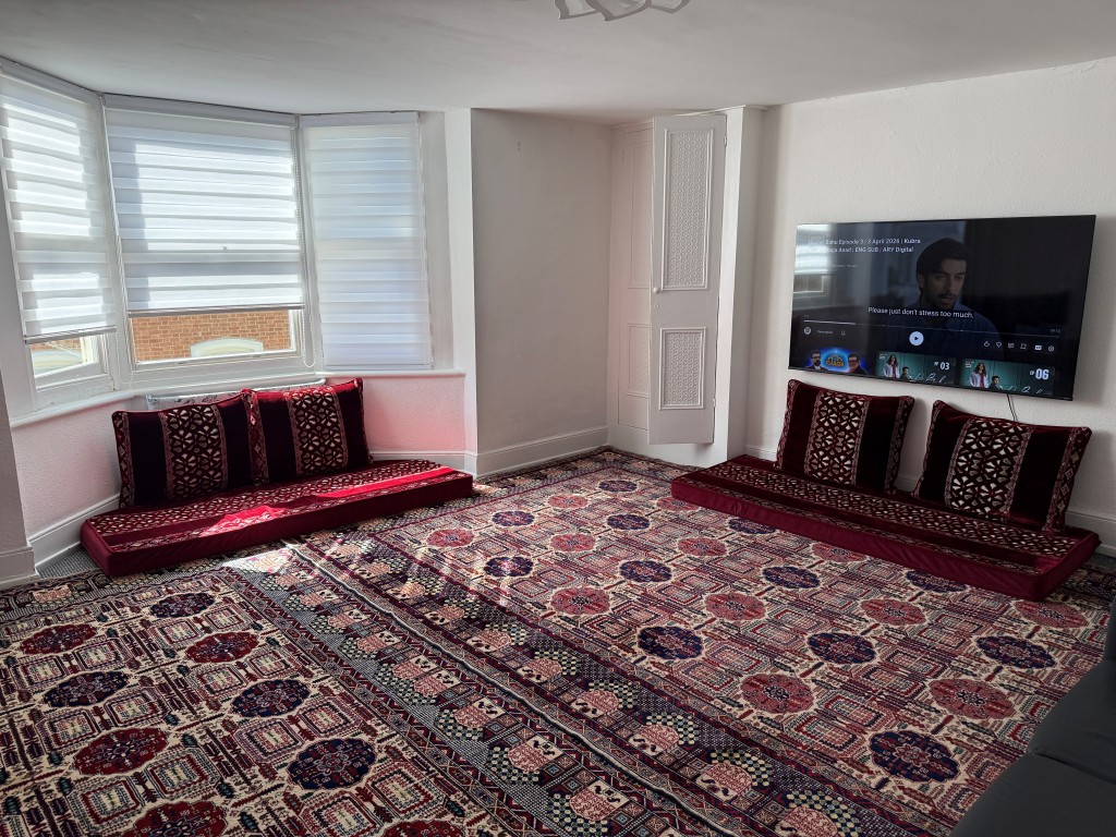 Lot: 43 - MIXED USE INVESTMENT IN TOWN CENTRE PRODUCING APPROX. £34,000 PER ANNUM - Front living room with window on seconfd floor